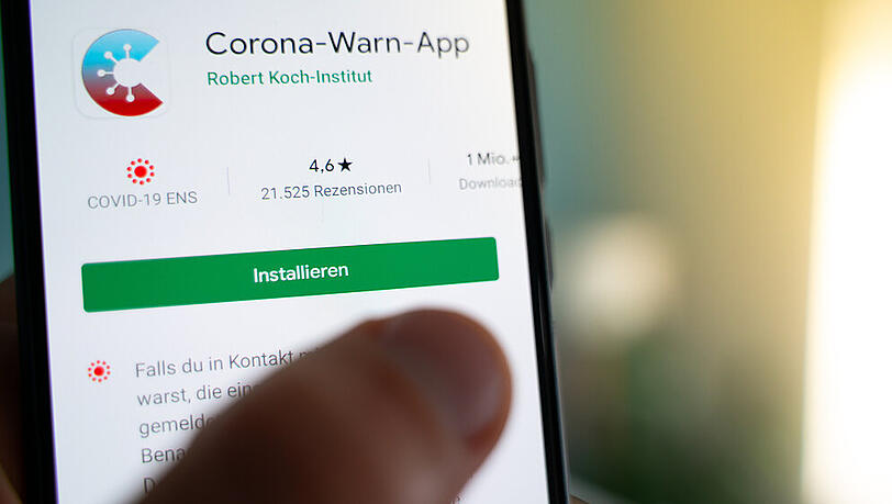 Ein Nutzer ist gerade dabei die Corona-Warn-App zu installieren.