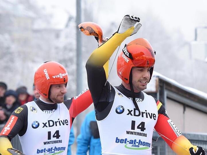 Holten im Doppelsitzer den zweiten Platz: Tobias Wendl (r) und Tobias Arlt jubeln im Zielbereich.