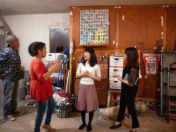 Die japanische Bestsellerautorin Marie Kondo (2.v.r.) in einer Szene der Netflix-Serie "Aufräumen mit Marie Kondo".