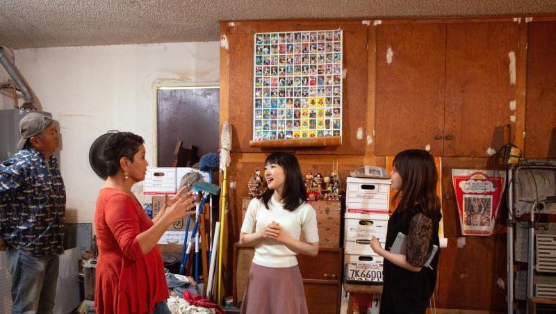 Die japanische Bestsellerautorin Marie Kondo (2.v.r.) in einer Szene der Netflix-Serie "Aufräumen mit Marie Kondo". Die japanische Bestsellerautorin Marie Kondo (2.v.r.) in einer Szene der Netflix-Serie "Aufräumen mit Marie Kondo".