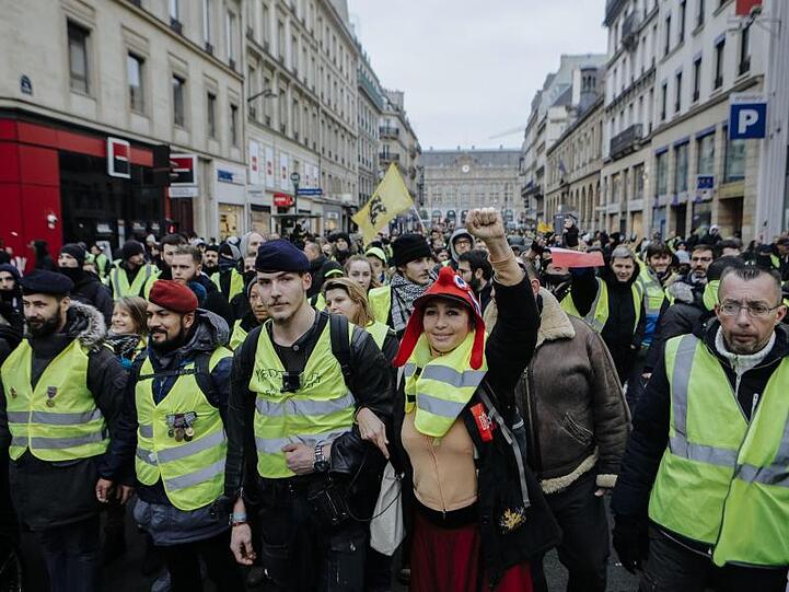 Massenproteste der "Gelbwesten" hatten die Mitte-Regierung und Macron in den vergangenen zwei Monaten erheblich unter Druck gesetzt. An diesem Samstag gingen weit weniger Menschen auf die Straßen.