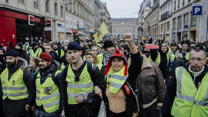 Massenproteste der "Gelbwesten" hatten die Mitte-Regierung und Macron in den vergangenen zwei Monaten erheblich unter Druck gesetzt. An diesem Samstag gingen weit weniger Menschen auf die Straßen. Massenproteste der "Gelbwesten" hatten die Mitte-Regierung und Macron in den vergangenen zwei Monaten erheblich unter Druck gesetzt. An diesem Samstag gingen weit weniger Menschen auf die Straßen.