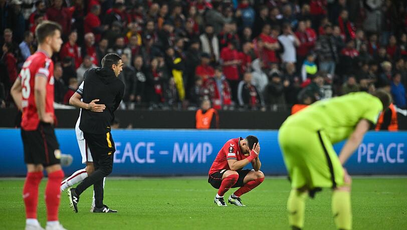 Die Spieler von Bayer Leverkusen sind nach dem Spiel niedergeschlagen.