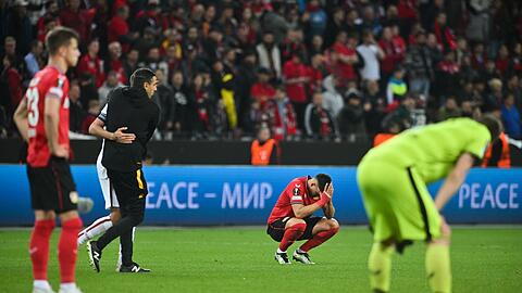 Die Spieler von Bayer Leverkusen sind nach dem Spiel niedergeschlagen.