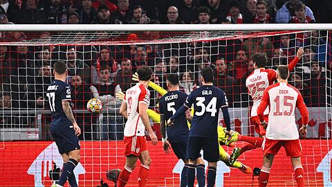 Thomas Müller (2.v.r.) erhöhte kurz vor der Pause auf 2:0.