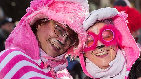 Der Straßenfasching fällt in München zwar heuer aus, in vielen Lokalen wird aber dennoch gefeiert.