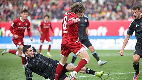 Mit vollem Einsatz wie hier Luka Lotschoschwili (l) verteidigten die Nürnberger das 2:0.