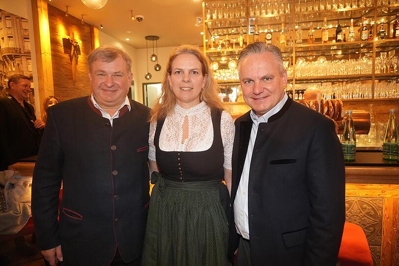 Das Wirtepaar Lorenz und Christine Stiftl und Wirtschaftsreferent Christian Scharpf von der SPD (r.).