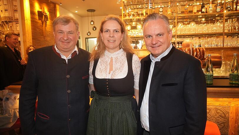 Das Wirtepaar Lorenz und Christine Stiftl und Wirtschaftsreferent Christian Scharpf von der SPD (r.).