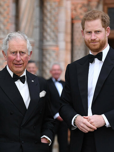 K&ouml;nig Charles (li.) traf im Highgrove House auf seinen Sohn Harry (re.) und dessen Familie.