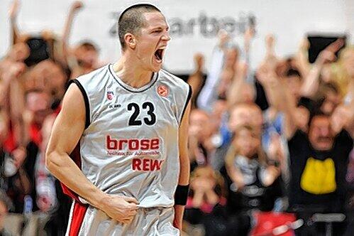 Er ist der Chef: Kapitän Casey Jacobsen hat maßgeblichen Anteil am Bamberger Höhenflug in der Bundesliga, wo es bislang für die Brose Baskets zwölf Siege in zwölf Spielen zu feiern gab.
