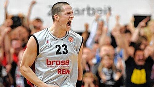 Er ist der Chef: Kapitän Casey Jacobsen hat maßgeblichen Anteil am Bamberger Höhenflug in der Bundesliga, wo es bislang für die Brose Baskets zwölf Siege in zwölf Spielen zu feiern gab.