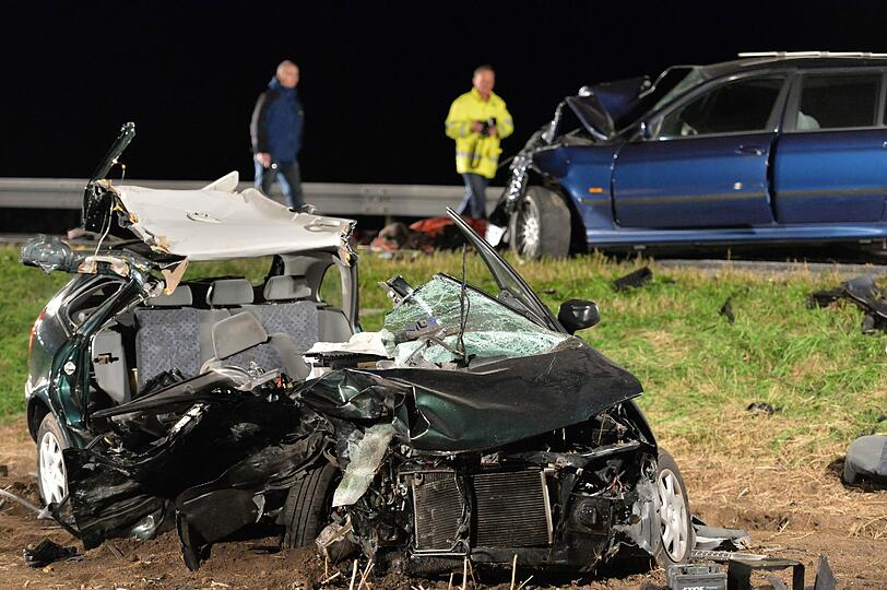 Den Rettern bot sich an der Unfallstelle ein schauriges Bild. &bdquo;Ein Trümmerfeld&ldquo;: Bei einem schlimmen Unfall in Gotha in Thüringen hat ein Junge (10) seine Mutter und die Großeltern verloren. Die Bilder.