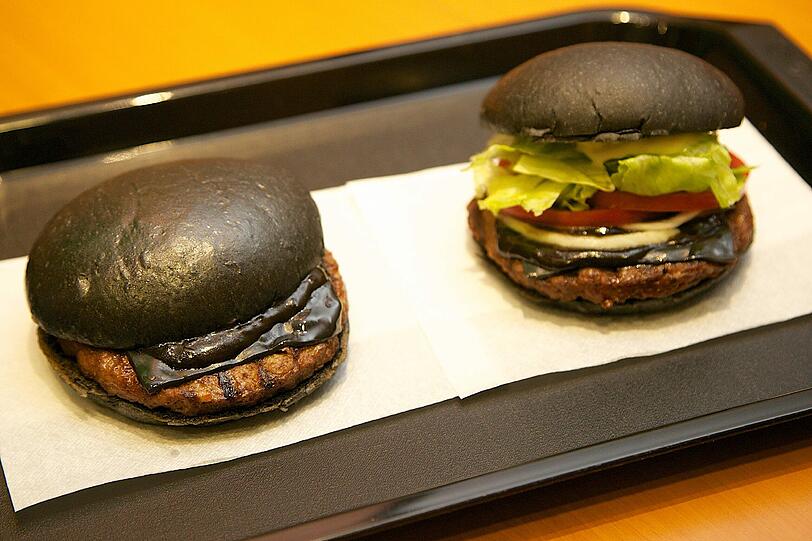 In Japan kommen bei Burger King seit neuestem schwarze Burger auf das Tablett.