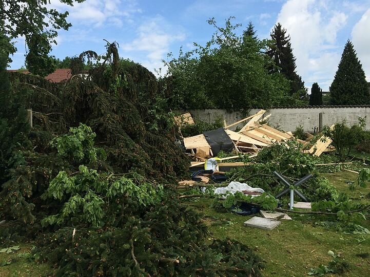 In Affing hat der Tornado gewütet und Häuser abgedeckt.