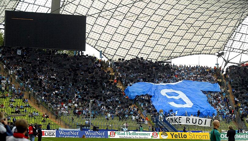 Nach Brunnenmeiers Tod ehrten die Löwen-Fans ihre legendäre Nummer neun.