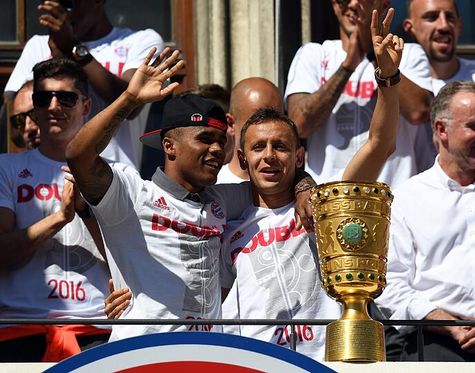 Pokal-Sause, Pep-Abschied und Double-Feier: Der FC Bayern lässt's auf dem Rathausbalkon krachen. Die Bilder.