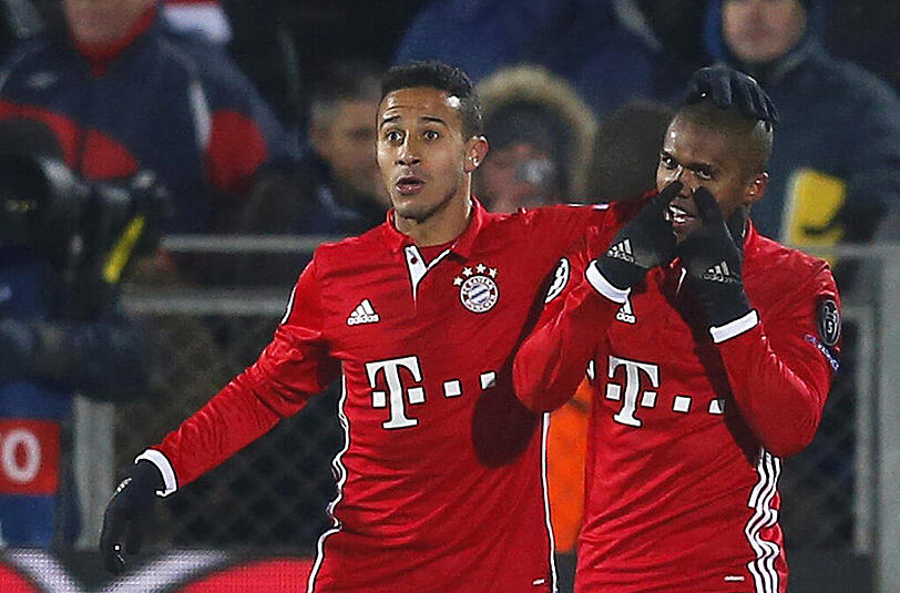 Thiago (l.) - Note 5: Verursachte den unnötigen Freistoß, der zum 2:3 führte und auch ansonsten oft nicht auf der Höhe. Scheint mit dem Ancelotti-Stil ebenfalls noch zu fremdeln.