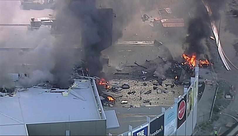 Das Standbild aus einem Video zeigt den Ort eines Flugzeugabsturzes in Melbourne, Australien, am Essendon Flughafen. Ein Charterflugzeug ist in der Nähe des Flughafens Essendon in Melbourne in ein Gebäude gekracht.