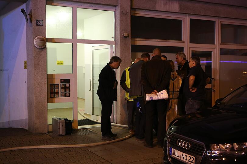 Die Feuerwehr fand in einem Bordell in Nürnberg eine tote Frau - die Bilder vom Einsatz.