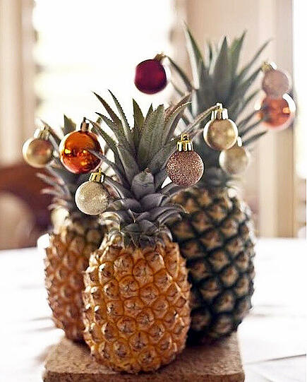 "Oh Ananas, oh Ananas, wie schön sind deine Blätter..." - Die schönsten, wildesten und süßesten Ideen, wie Sie ihre Ananas weihnachtlich dekorieren können, finden Sie in unserer Bildergalerie.