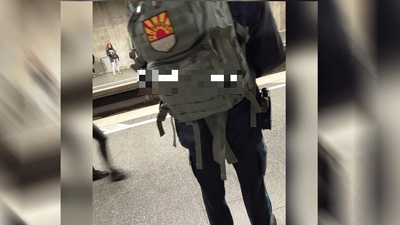 Auf dem Rucksack des Polizisten ist das "Eismeer"-Patch aufgedruckt. Dabei handelt es sich um ein Jagdgeschwader der Wehrmacht.