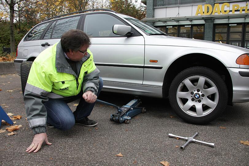 Wo man den Heber ansetzt, steht in der Betriebsanleitung, oder die Werkstatt weiß es.