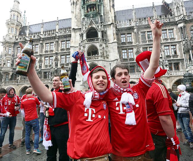Die Bayernfans sind bereit für einen außergewöhnlichen Fußballabend. Bei brittischem Wetter und bayerischem Bier präsentieren sie die Fans lautstark am Marienplatz. Die besten Bilder.