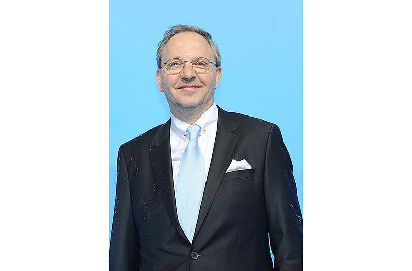 Schauspieler und Komiker Olli Dittrich auf dem blauen Teppich der 28. Verleihung des Bayerischen Fernsehpreises in München.
