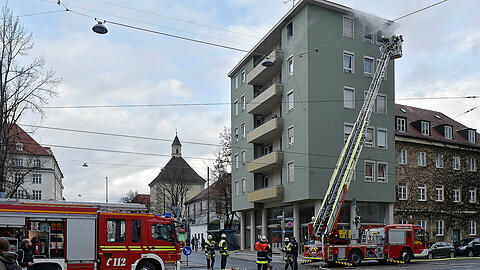 Wohnungsbrand in der Müllerstraße: Die Feuerwehr bekämpfte das Feuer von außen und von innen.