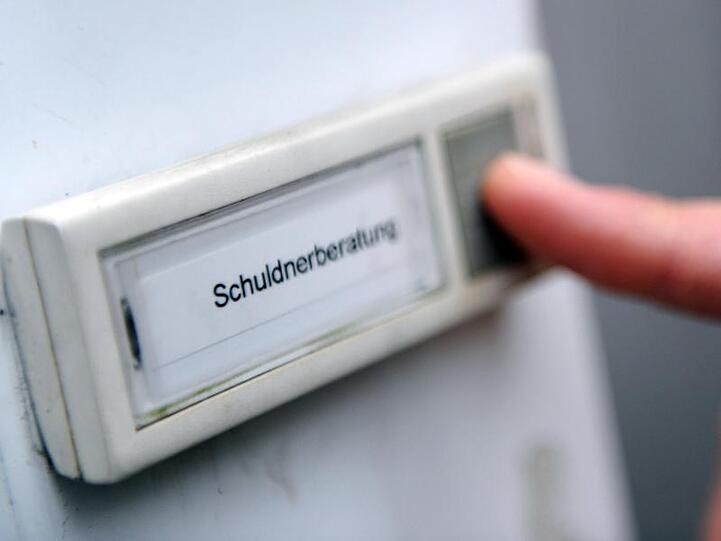 Ein Mann klingelt bei einer Schuldner- und Insolvenzberatungsstelle.