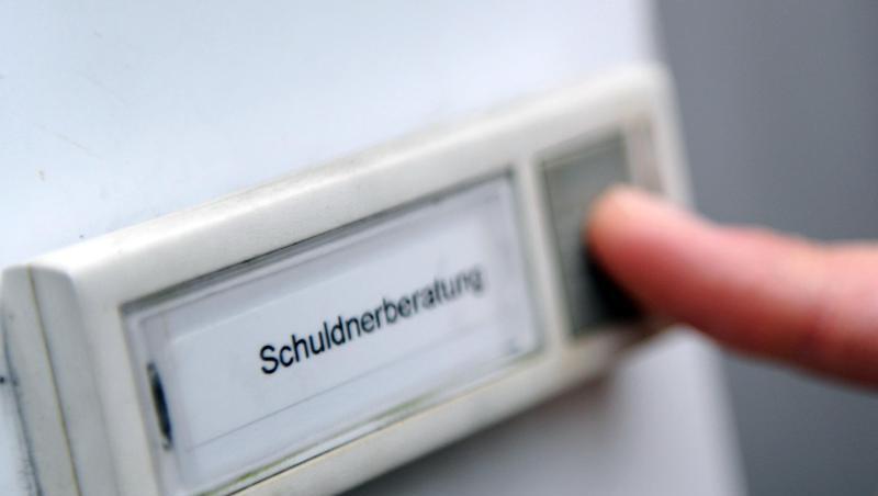 Ein Mann klingelt bei einer Schuldner- und Insolvenzberatungsstelle. Ein Mann klingelt bei einer Schuldner- und Insolvenzberatungsstelle.