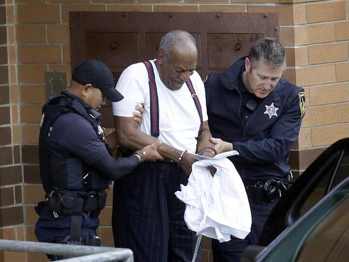 Bill Cosby wird nach seiner Verurteilung in Handschellen aus dem Gericht geführt.