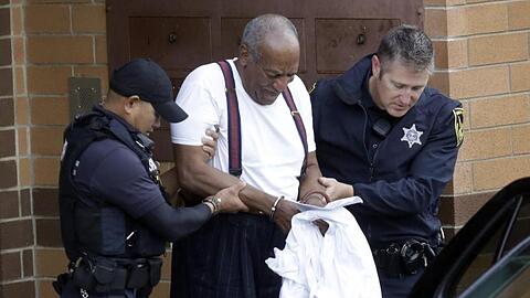 Bill Cosby wird nach seiner Verurteilung in Handschellen aus dem Gericht geführt.