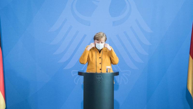 Bundeskanzlerin Angela Merkel hat eine geplante strikte Osterruhe unter massiver Kritik aufgehoben.