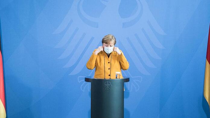Bundeskanzlerin Angela Merkel hat eine geplante strikte Osterruhe unter massiver Kritik aufgehoben.