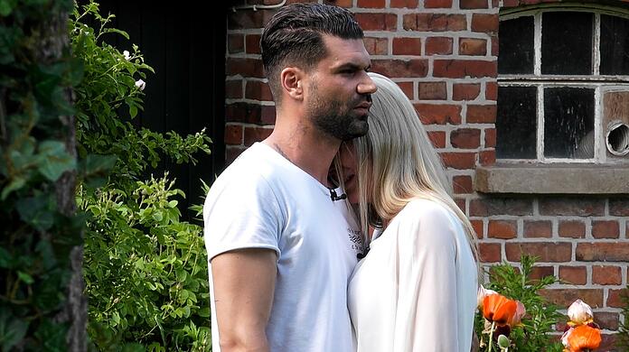 In der neuen Staffel "Das Sommerhaus der Stars" zeigt vor allem Kandidat Mike Cees-Monballijn, dass er im Umgang mit Frauen noch einigen Nachholbedarf hat.