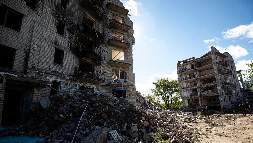 Zerstörte Gebäude stehen in der Stadt Isjum in der Region Charkiw.
