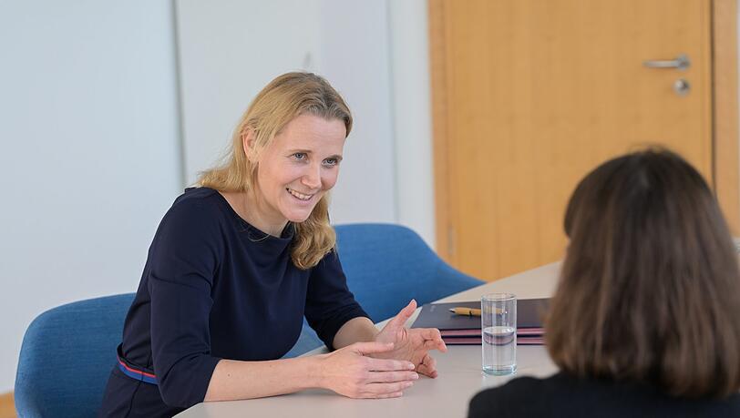 Welche Hürden Migranten nehmen müssen, bevor sie einen Job annehmen dürfen, erklärt KVR-Chefin der AZ im Interview. Welche Hürden Migranten nehmen müssen, bevor sie einen Job annehmen dürfen, erklärt KVR-Chefin der AZ im Interview.
