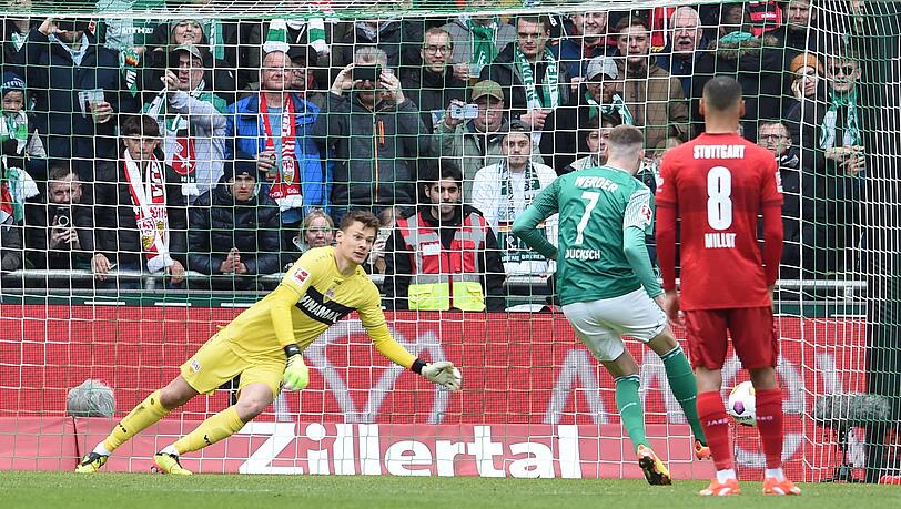 Bremens Marvin Ducksch (2.vl) verwandelt gegen Stuttgarts Torwart Alexander Nübel einen Elfmeter zum 1:0.