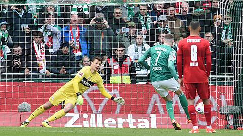 Bremens Marvin Ducksch (2.vl) verwandelt gegen Stuttgarts Torwart Alexander Nübel einen Elfmeter zum 1:0.