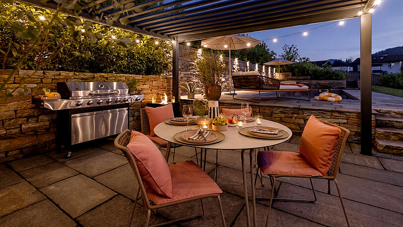 Drau&szlig;en auf der Terrasse kann man die bayerischen Sommerabende genie&szlig;en.