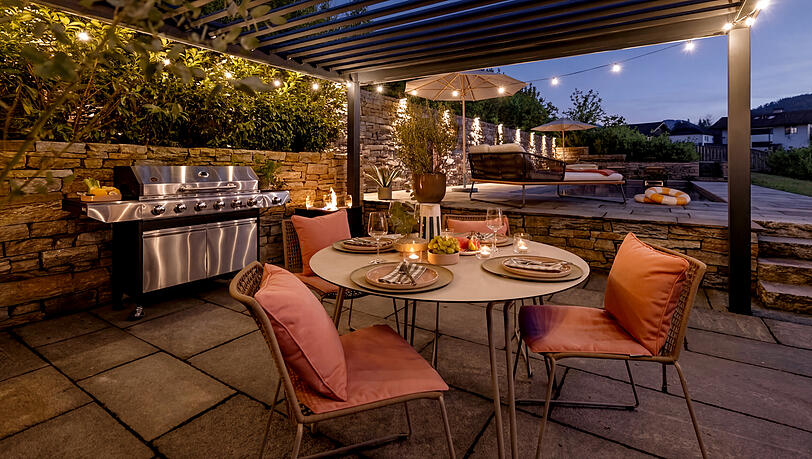 Drau&szlig;en auf der Terrasse kann man die bayerischen Sommerabende genie&szlig;en.