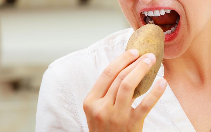 Wer sich bewusst ern&auml;hrt, wei&szlig; schon lange, dass Rohkost sehr gesund sein kann. Doch nicht alle Obst- und Gem&uuml;sesorten eignen sich, sie in ungekochtem Zustand zu sich zu nehmen, sie sind teilweise sogar giftig. In der Galerie erfahren Sie, welche Lebensmittel Sie unbedingt vor dem Verzehr kochen sollten.