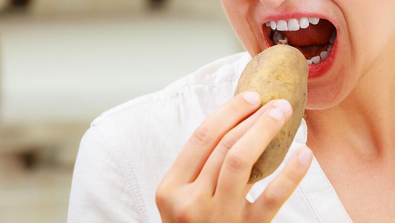 Wer sich bewusst ern&auml;hrt, wei&szlig; schon lange, dass Rohkost sehr gesund sein kann. Doch nicht alle Obst- und Gem&uuml;sesorten eignen sich, sie in ungekochtem Zustand zu sich zu nehmen, sie sind teilweise sogar giftig. In der Galerie erfahren Sie, welche Lebensmittel Sie unbedingt vor dem Verzehr kochen sollten.