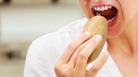 Wer sich bewusst ern&auml;hrt, wei&szlig; schon lange, dass Rohkost sehr gesund sein kann. Doch nicht alle Obst- und Gem&uuml;sesorten eignen sich, sie in ungekochtem Zustand zu sich zu nehmen, sie sind teilweise sogar giftig. In der Galerie erfahren Sie, welche Lebensmittel Sie unbedingt vor dem Verzehr kochen sollten.