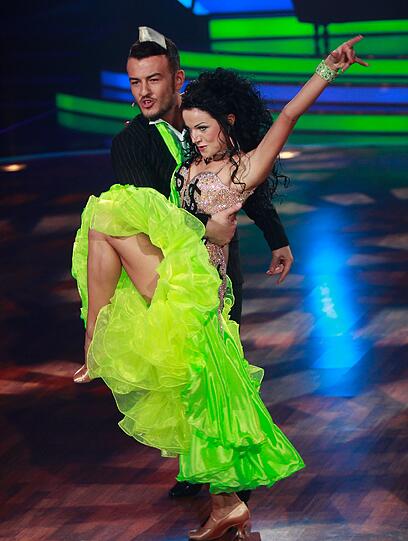 Die Promis bei Let's Dance geben Gas, zeigen immer mehr nackte Haut, immer gewagtere Outfits - sehen Sie hier die heißen Bilder...