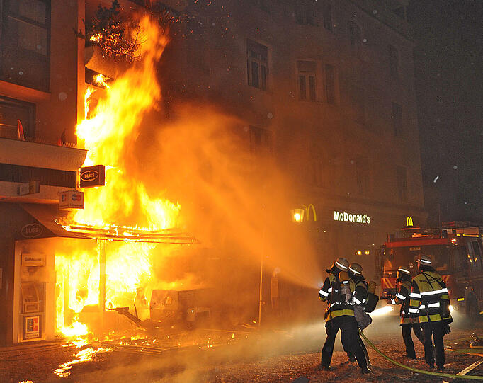 Rund um den Sprengort: Flammen und Rauchschwaden. Über 100 Feuerwehrleute sind im Einsatz.