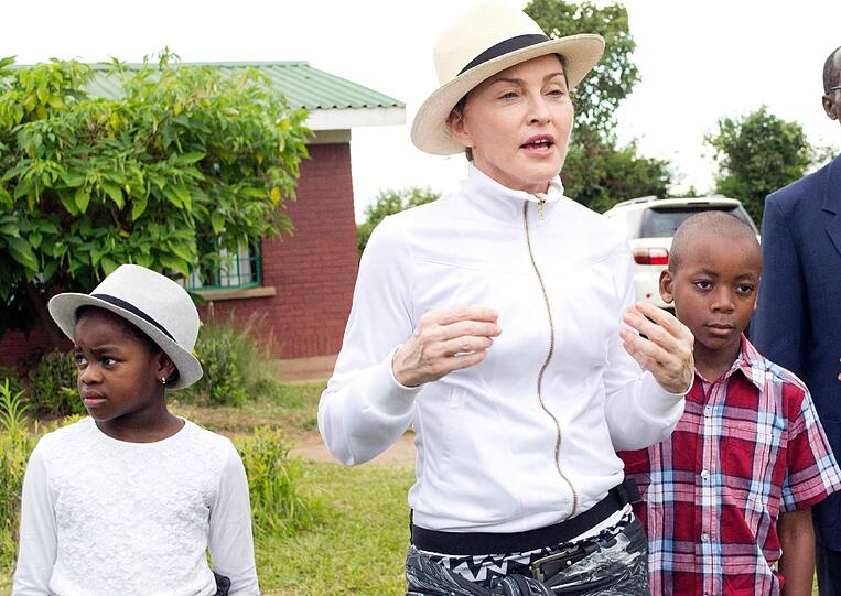 Madonna besucht Malawi mit ihren beiden Adoptivsöhnen David Banda (r.) und Mercy James (l.).
