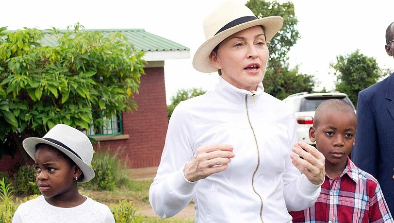 Madonna besucht Malawi mit ihren beiden Adoptivsöhnen David Banda (r.) und Mercy James (l.). Madonna besucht Malawi mit ihren beiden Adoptivsöhnen David Banda (r.) und Mercy James (l.).